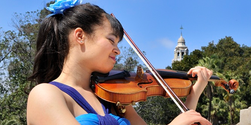 2122 Gregory SUBpng Image of Annelle Gregory playing violin